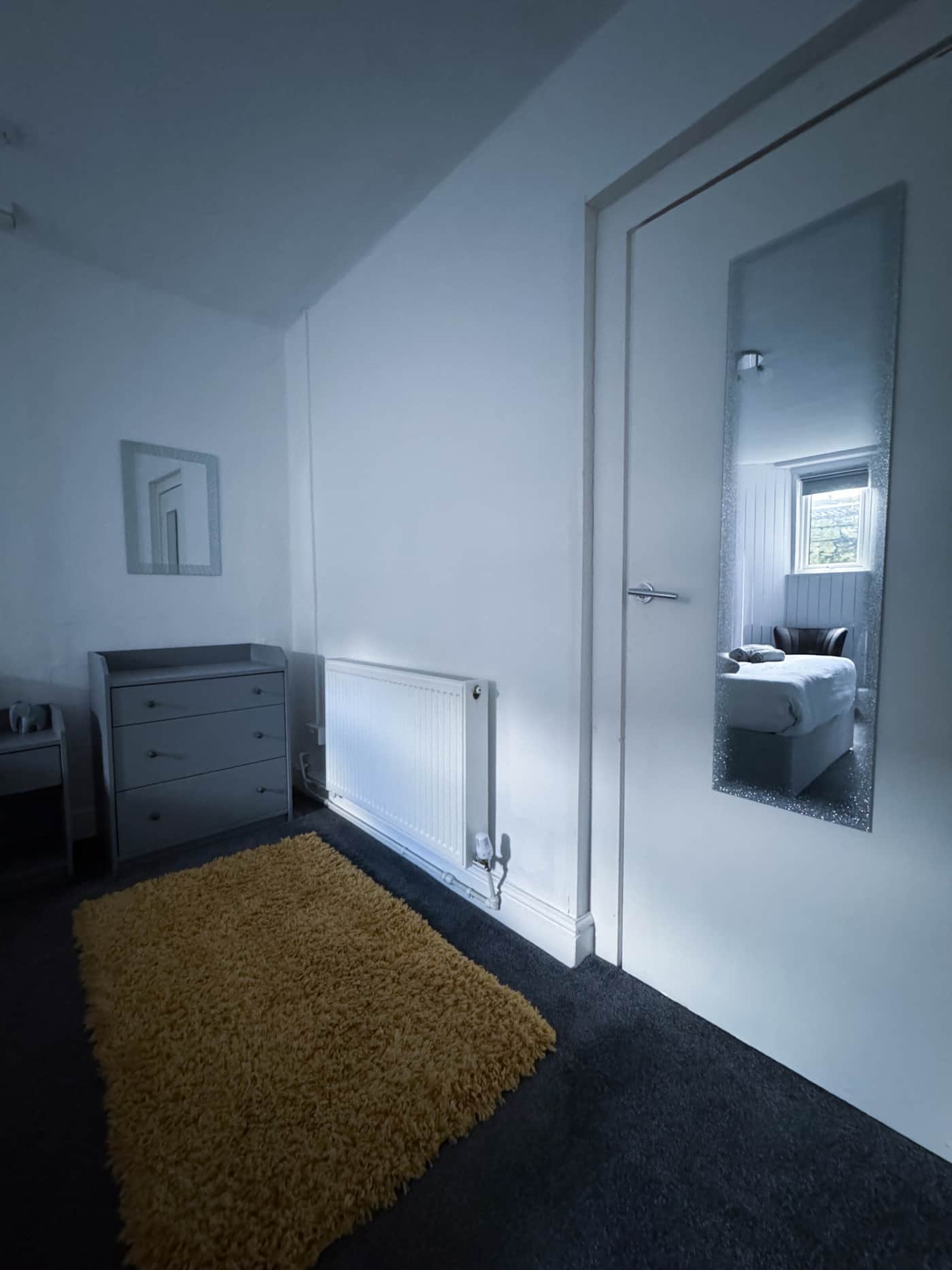 The Kingfisher Apartment — interior photograph 3