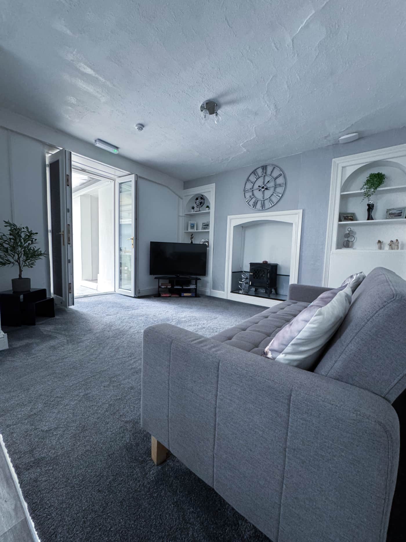 The Kingfisher Apartment — interior photograph 4