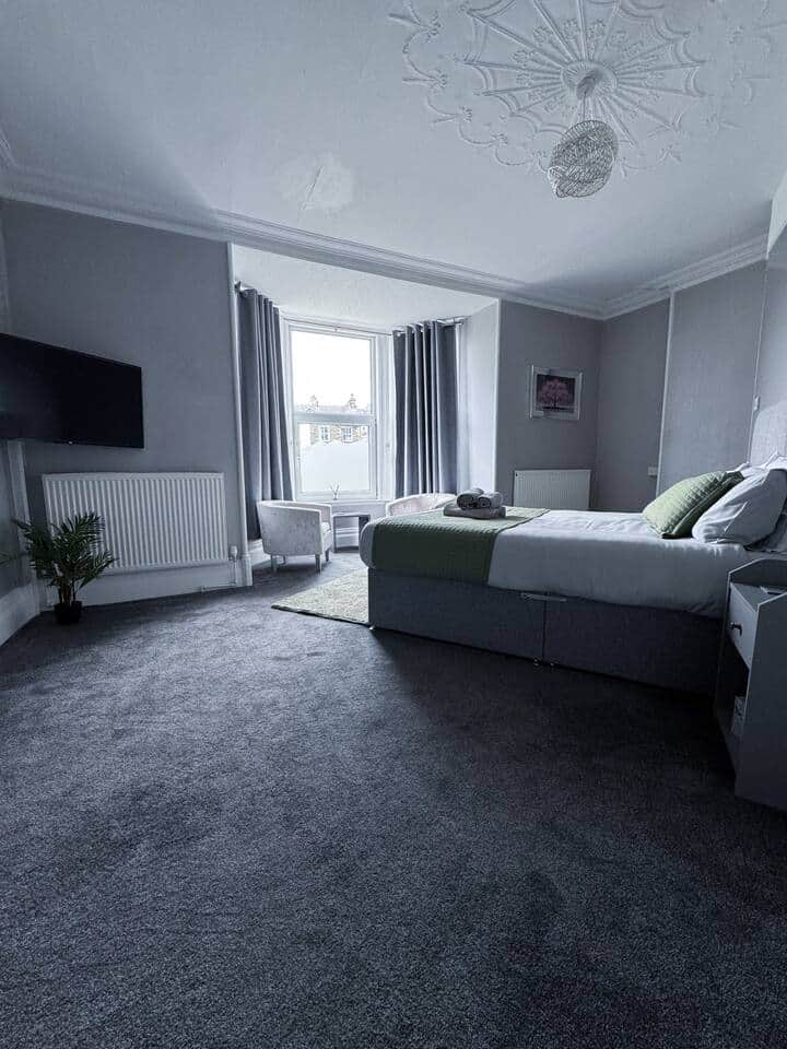 Room 1 — interior photograph 1