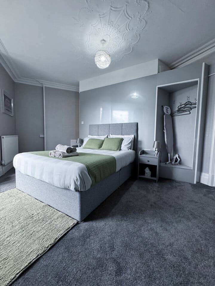 Room 1 — interior photograph 2