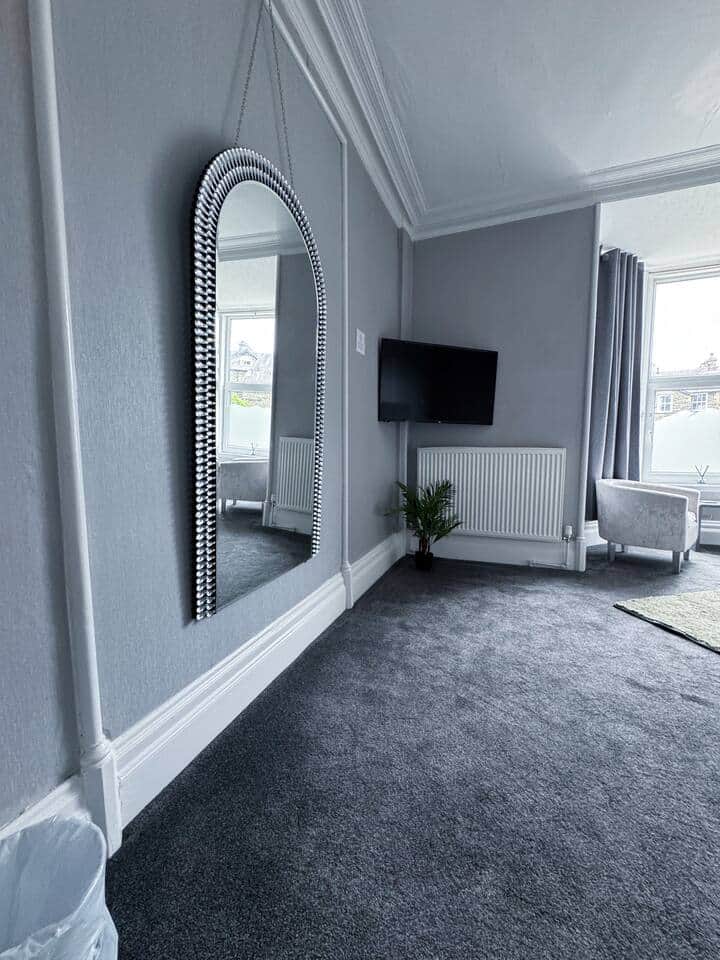 Room 1 — interior photograph 4