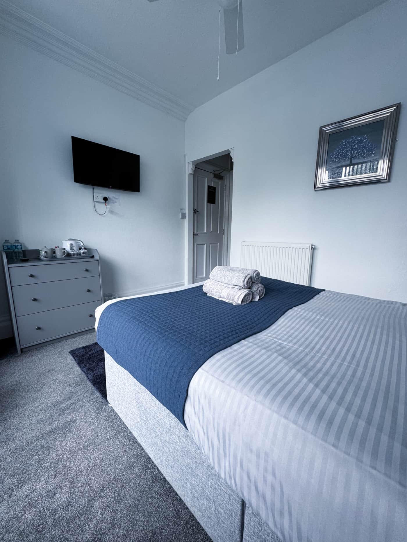Room 2 — interior photograph 1