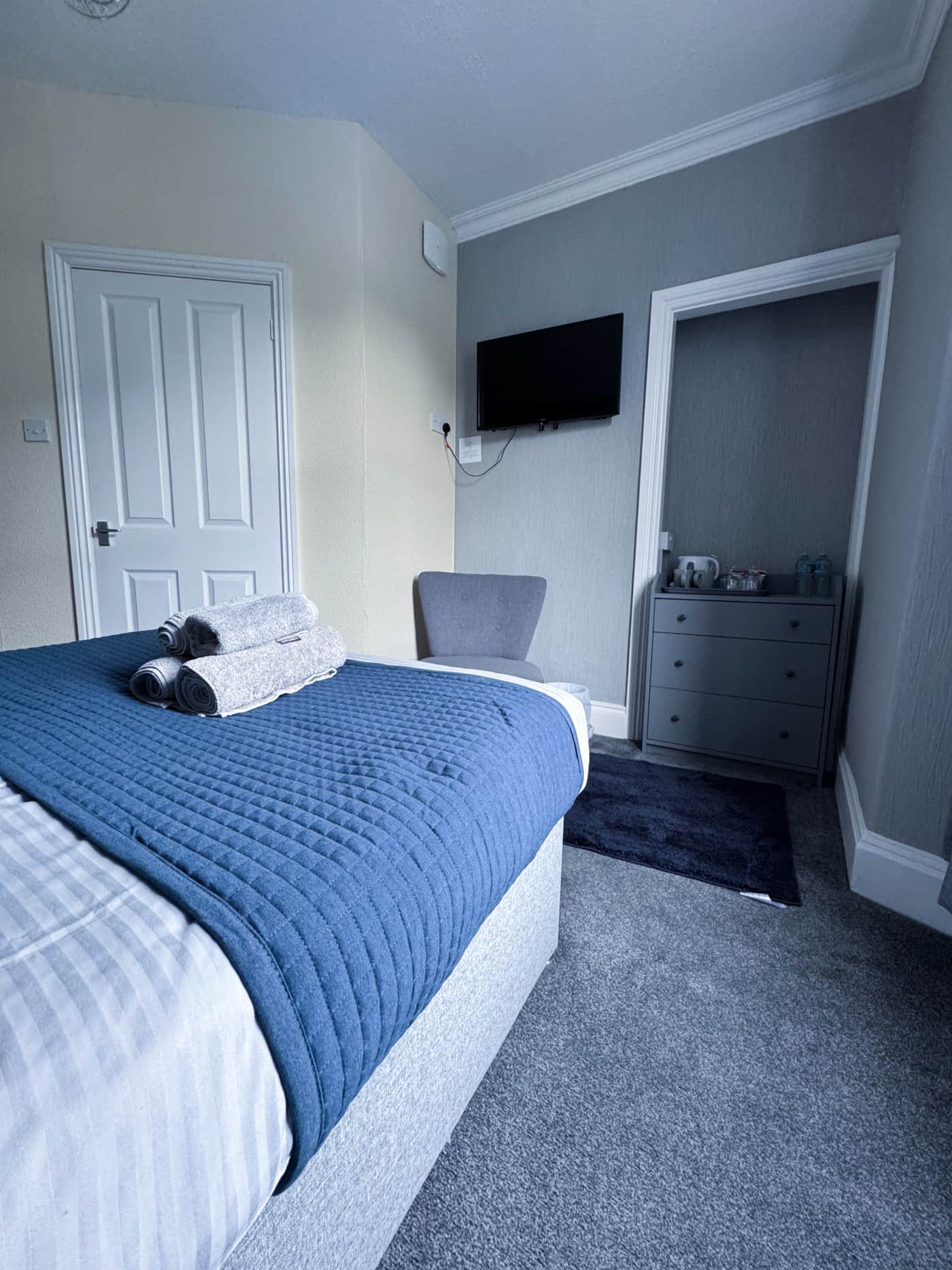 Room 3 — interior photograph 2