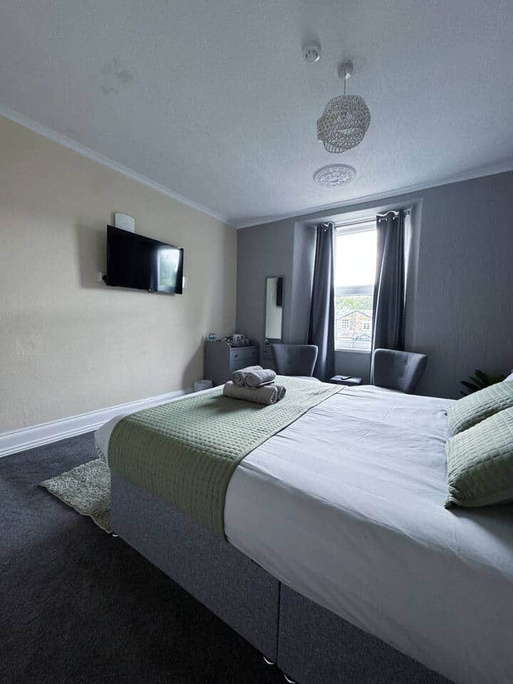 Room 4 — interior photograph 1