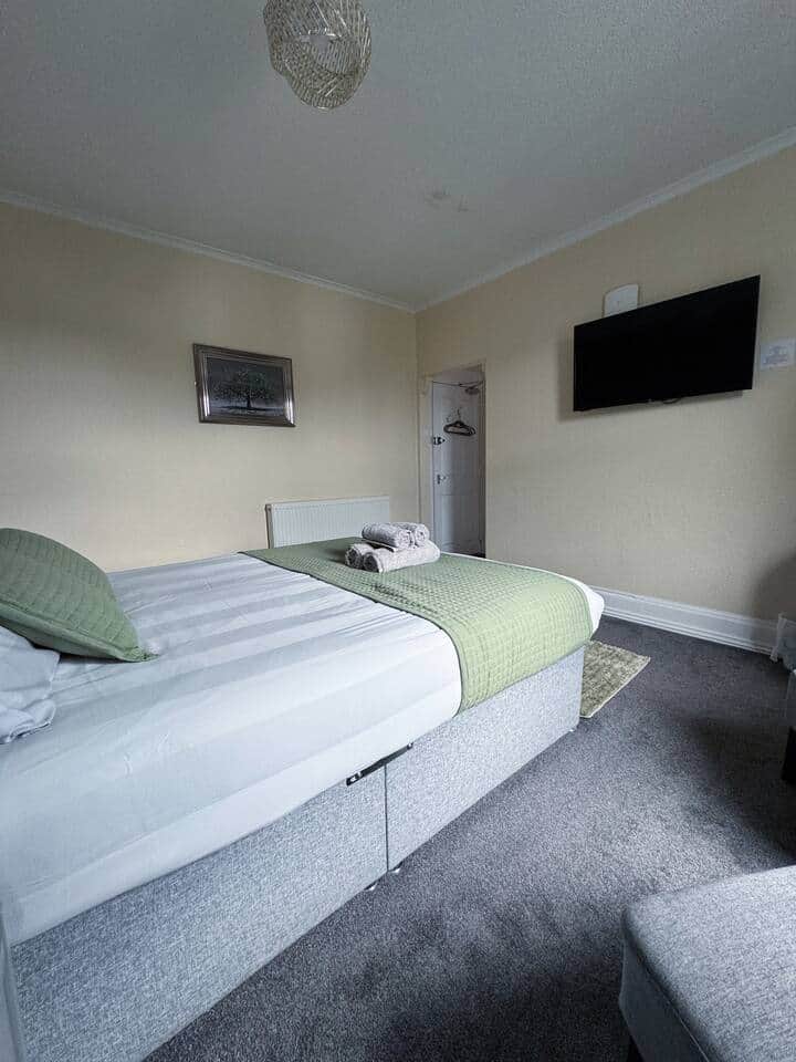 Room 4 — interior photograph 2
