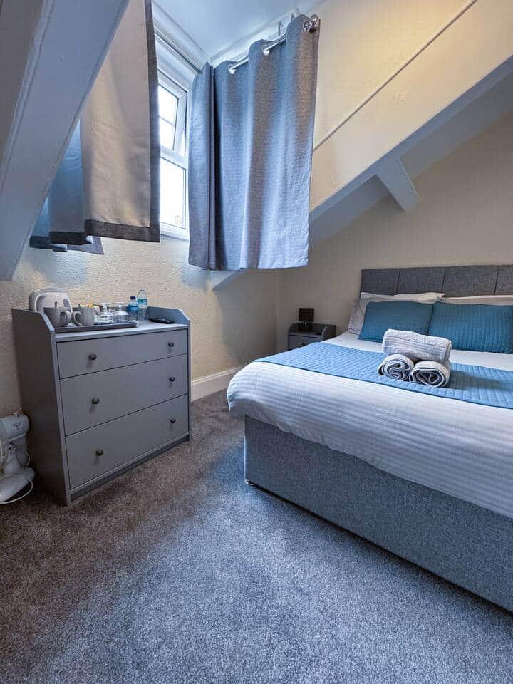 Room 5 — interior photograph 1