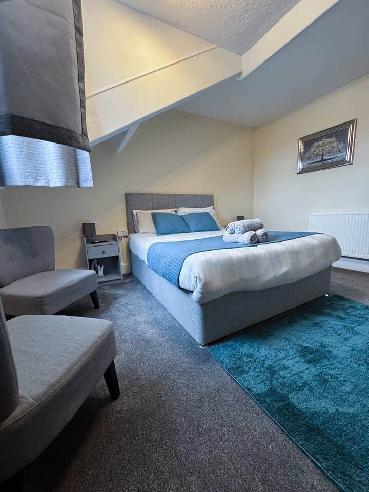 Room 6 — interior photograph 1