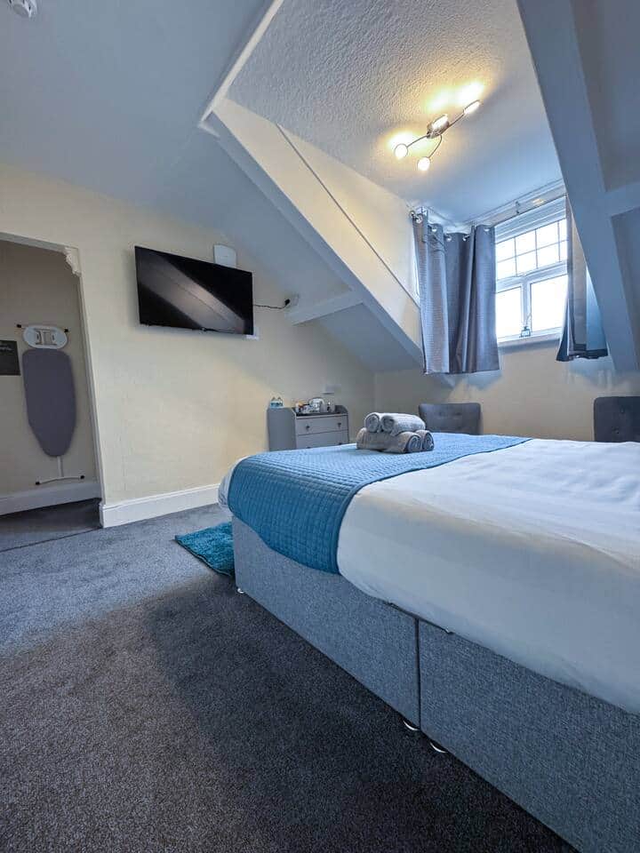 Room 6 — interior photograph 2
