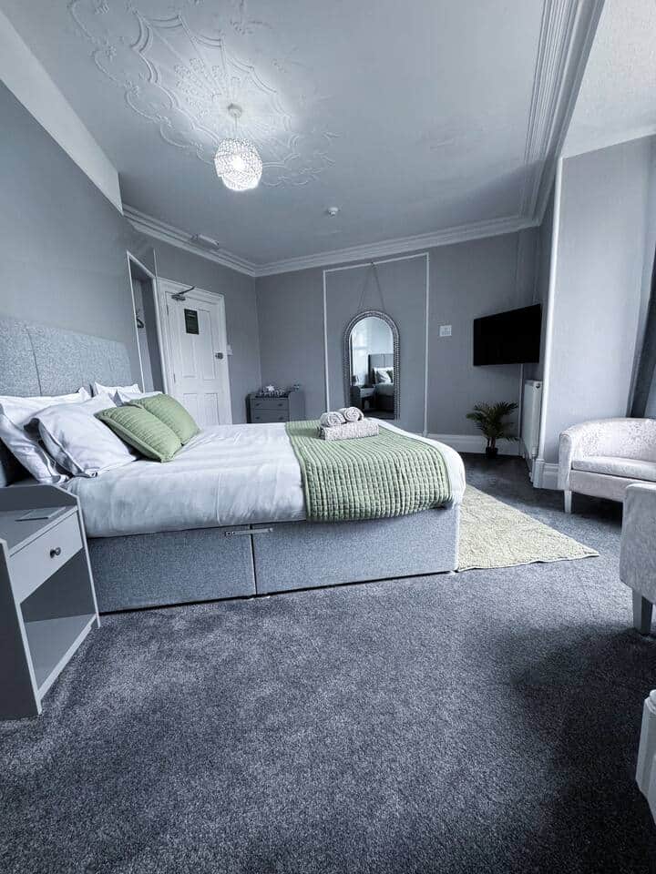 King bedroom at Thornleigh Guest House